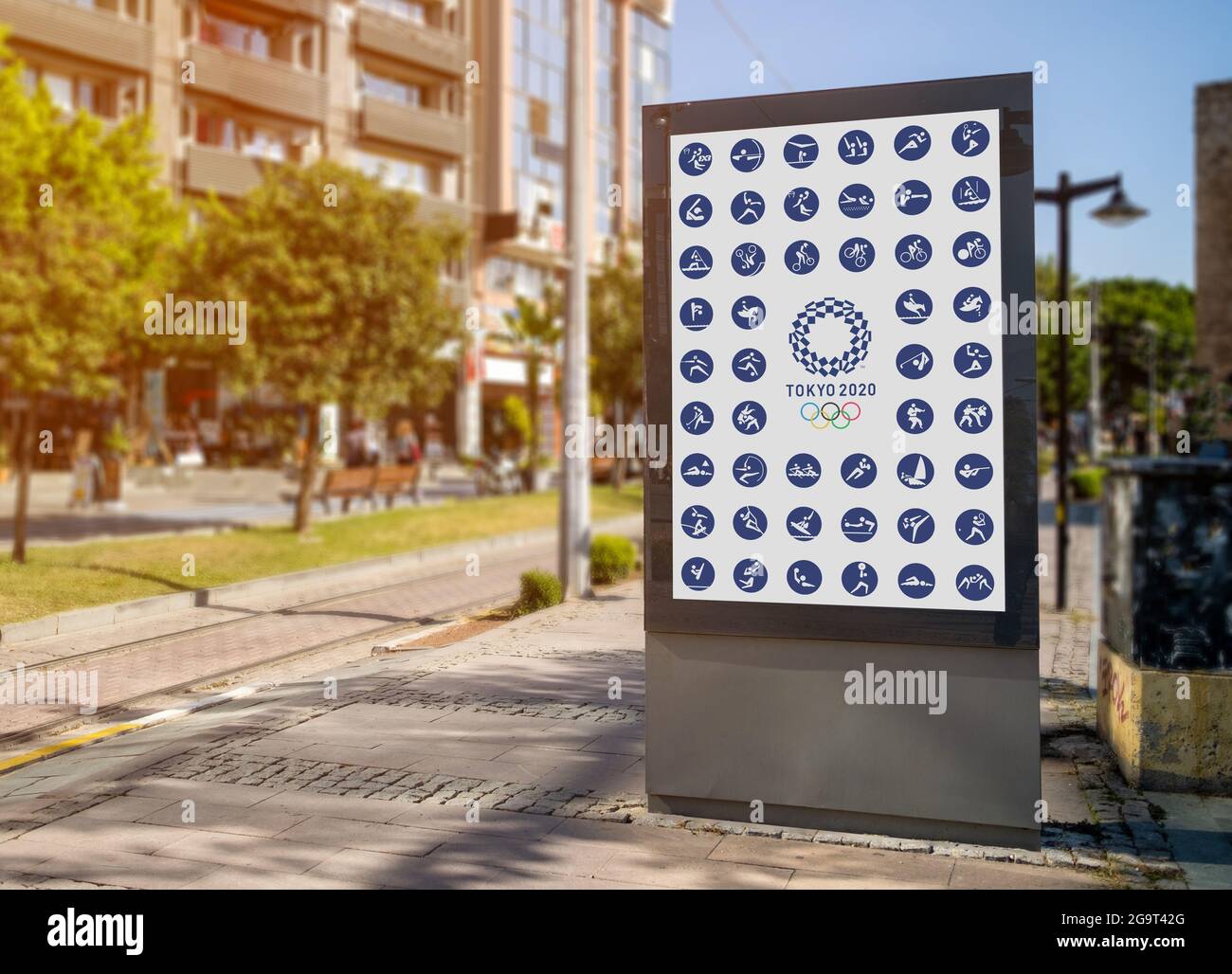 Antalya, Türkei - 23. Juli 2021: Offizielles Logo der Olympischen Sommerspiele 2020 in Tokio auf der Plakatwand vom 24. Juli bis 09. August 2020 Stockfoto