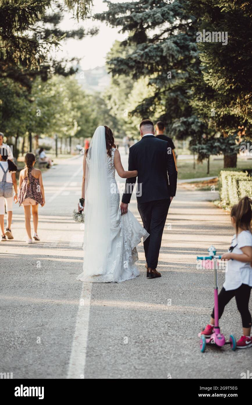 Hochzeitspaar zu Fuß entfernt Stockfoto