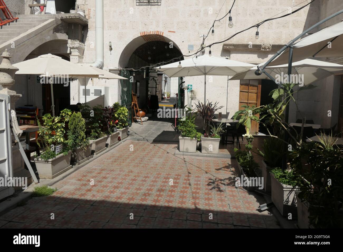 Das Restaurant Victoria in Arequipa Peru befindet sich außerhalb des Gartens Pflanzen Bogen Bögen Baldachin Vordächer Boden Art déco Stufen Stufen Schatten Sonnenschirme Stockfoto