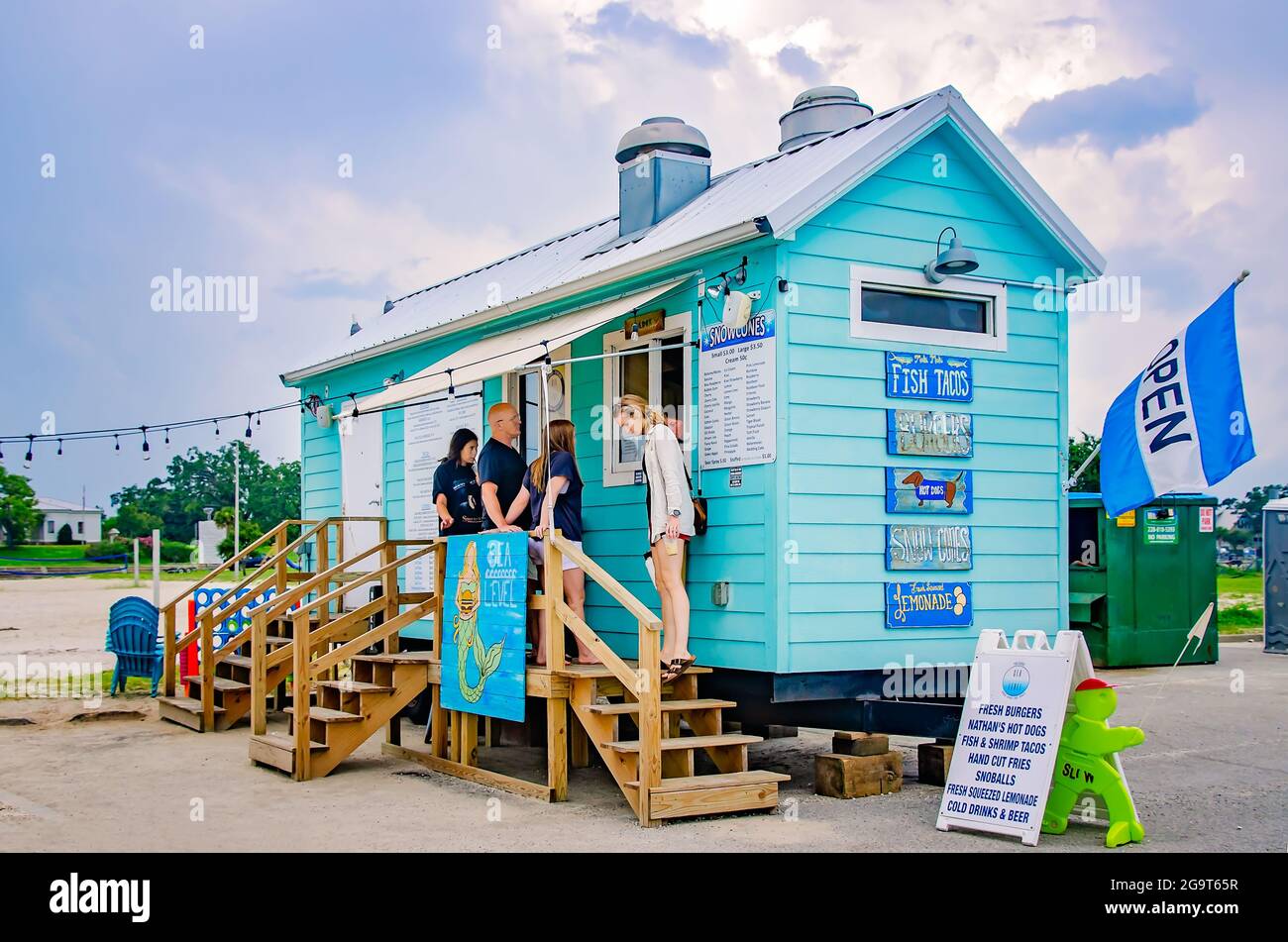 Kunden warten in der Schlange am Sea Level Food Stand, 24. Juli 2021, in Pass Christian, Mississippi. Stockfoto