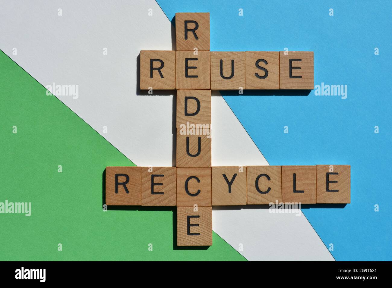 Reduzieren, wiederverwenden, Recycle, Wörter in Holz-Alphabet Buchstaben in Kreuzworträtsel-Form isoliert auf dem Hintergrund Stockfoto