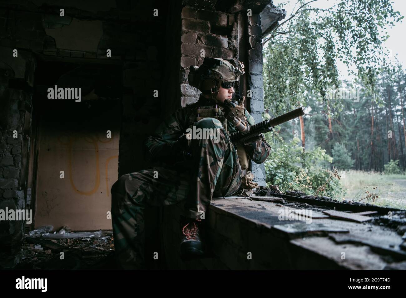 Soldat im Gespräch auf dem Walkie-Talkie im Gebäude, militärische Konzept. Stockfoto