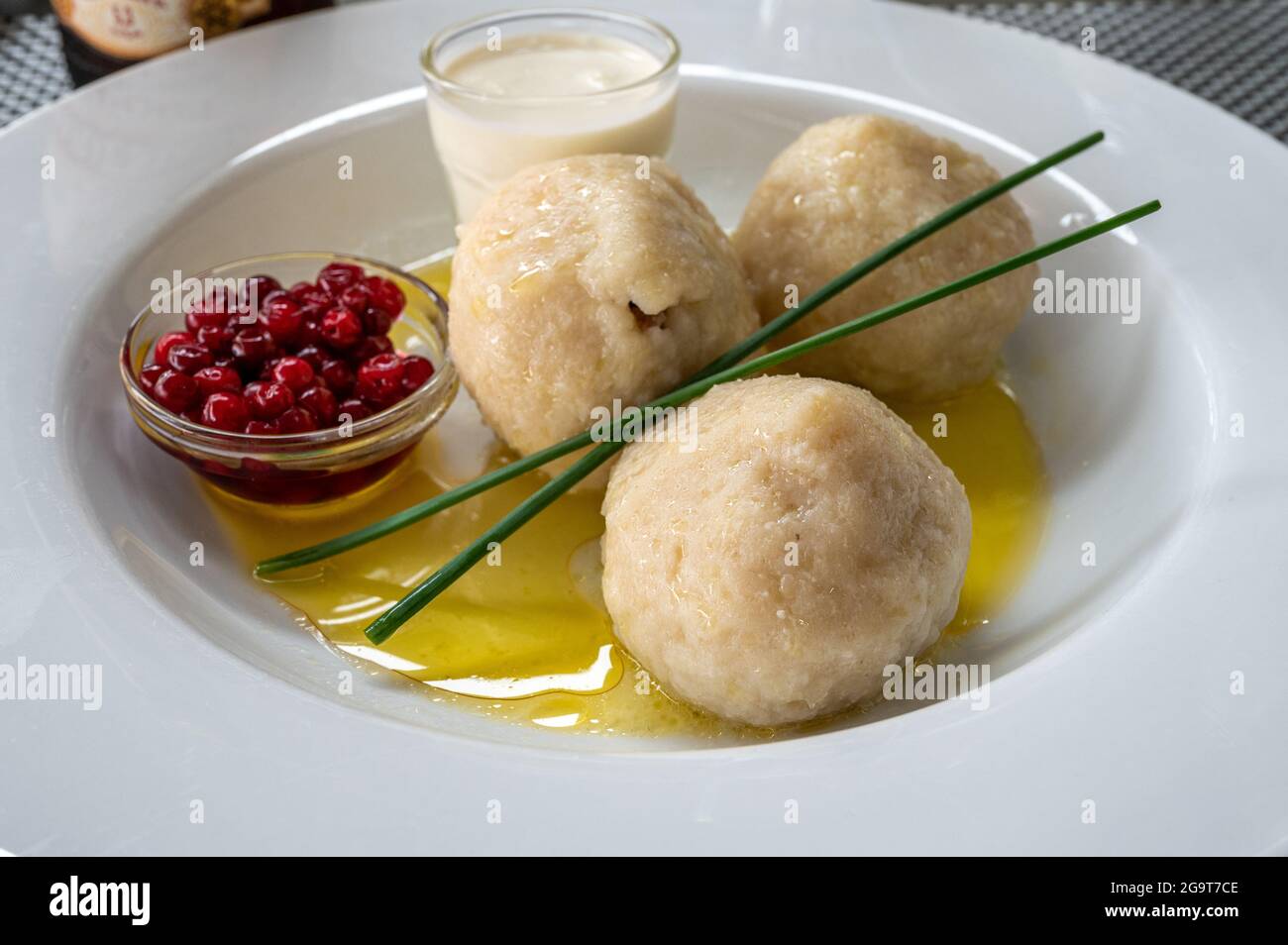 Traditionelle Küche auf der schwedischen Ostseeinsel Öland. Kroppkaka ist ein traditioneller gekochter Kartoffelknödel, der mit gehacktem Schweinefleisch und Zwiebeln gefüllt ist. Stockfoto