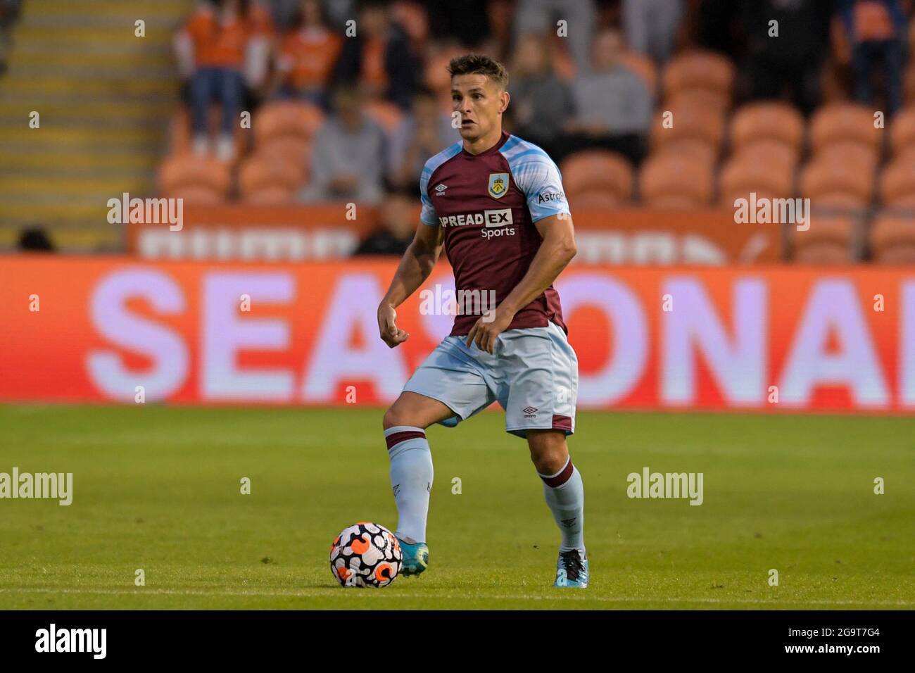 Blackpool, Großbritannien. Juli 2021. Ashley Westwood (18) von Burnley mit dem Ball in Blackpool, Vereinigtes Königreich am 7/27/2021. (Foto von Simon Whitehead/News Images/Sipa USA) Quelle: SIPA USA/Alamy Live News Stockfoto