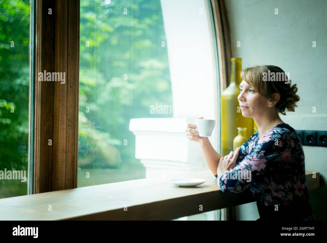 Kaffee am Frau mit weißen Tasse schwarzen Kaffee