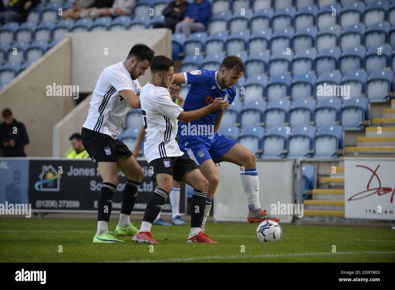 Colchesters Ryan Clampin hält ipswich-Spieler während des Vorsaison-Freundschaftsspiels zwischen Colchester United und Ipswich Town am Dienstag, den 27. Juli 2021, im Weston Homes Community Stadium, Colchester zurück. (Kredit: Ben Pooley | MI News) Kredit: MI Nachrichten & Sport /Alamy Live News Stockfoto