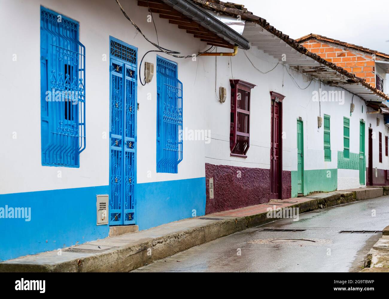 Traditionelle Fassaden kolumbianischer Städte - schöne bunte Häuser Stockfoto