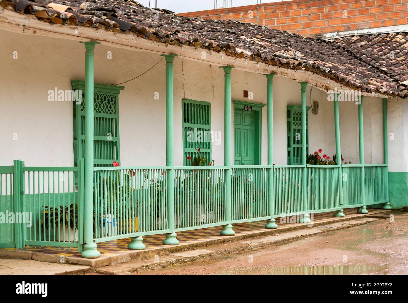 Typische kolumbianische Häuser - schöne und bunte Straßen Stockfoto