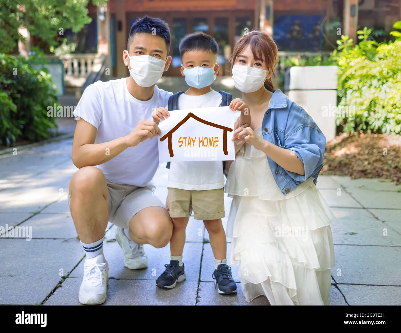 Glückliche Familie blieb in Quarantäne-Selbstisolation. Konzepte der Kampagne „Stay Home Safe“ Stockfoto