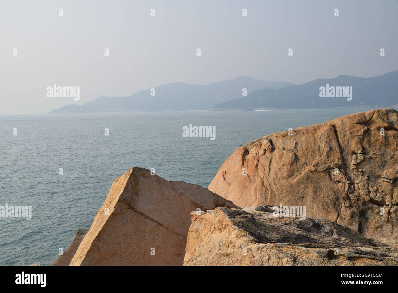 Felsen auf einer Insel in der Nähe von Hongkong Stockfoto