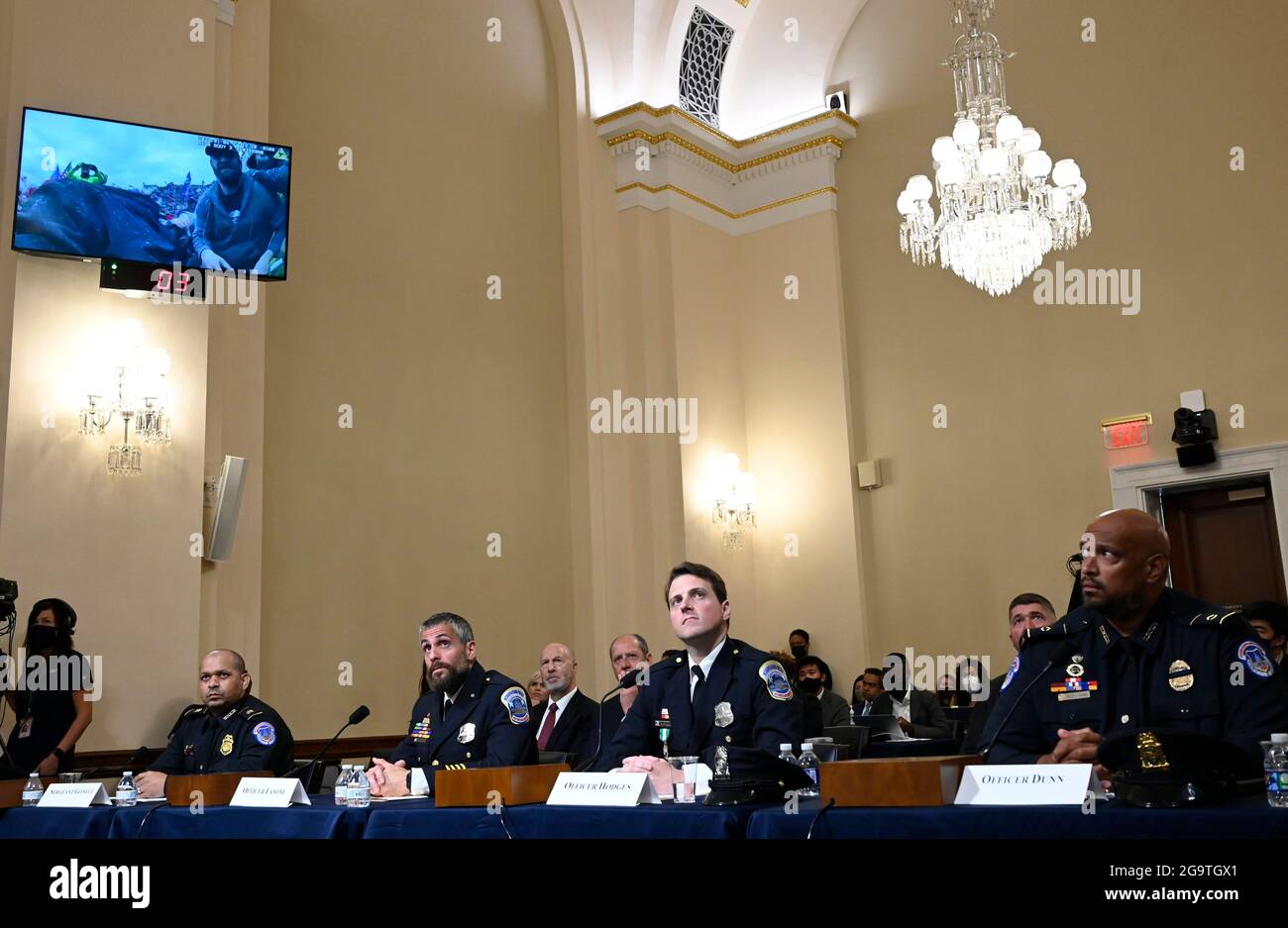 WASHINGTON, 27. Juli 2021 (Xinhua) -- US-Polizeibeamter Aquilino Gonell, Michael Fanone, Beamter der Washington Metropolitan Police Department, Daniel Hodges, Beamter der Washington Metropolitan Police Department, und Harry Dunn, Sergeant der US Capitol Police (von L nach R, Front) Aussagen während einer Anhörung des Auswahlausschusses des US-Repräsentantenhauses zum Aufstand des Kapitols vom 6. Januar in Washington, DC, USA, am 27. Juli 2021. Ein Panel des US-Repräsentantenhauses, das der Untersuchung des Aufruhrs des Kapitols vom 6. Januar gewidmet war, startete am Dienstag seine mit Spannung erwartete erste Anhörung mit vier Polizisten, die den verteidigten Stockfoto