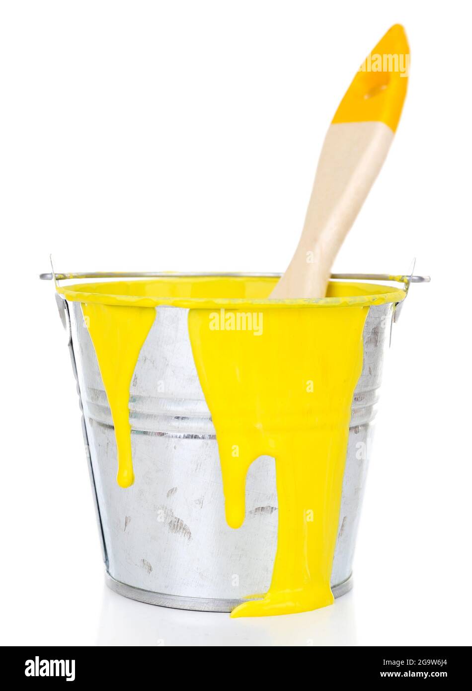 Eimer gelbe Farbe mit Pinsel isoliert auf weißem Stockfotografie - Alamy