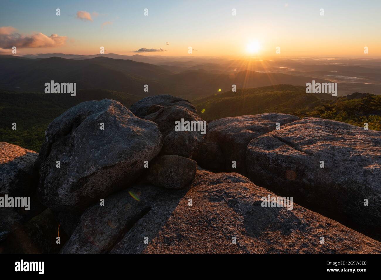 Sonnenaufgang vom Old Rag Mountain mit Blick auf das Virginia Piedmont im Shenandoah National Park. Stockfoto