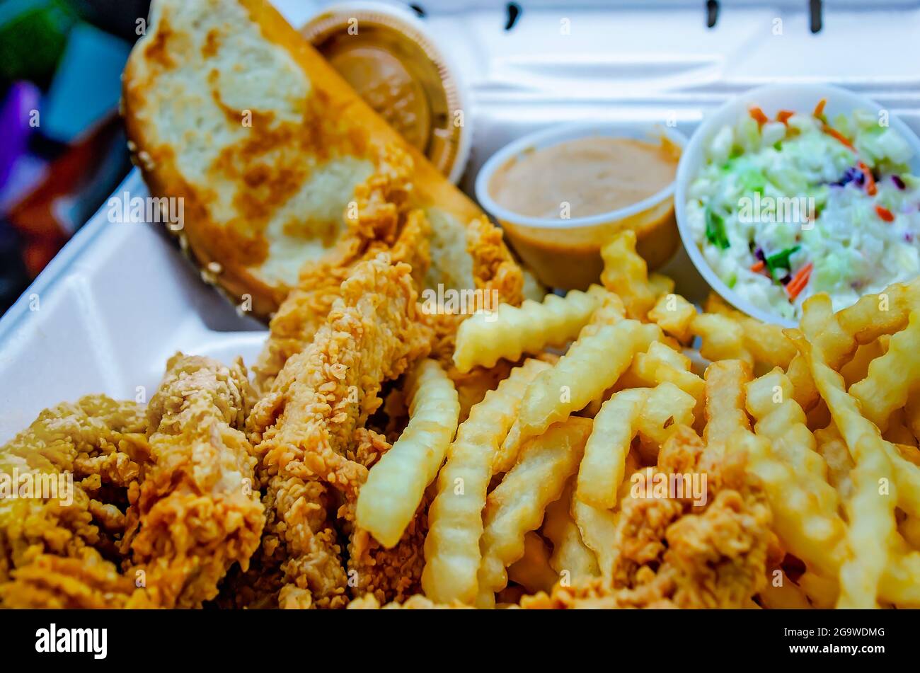 Die Caniac-Combo mit Chicken Fingers und pommes frites ist im Restaurant Raising Cane’s am 24. Juli 2021 in Biloxi, Mississippi, abgebildet. Stockfoto