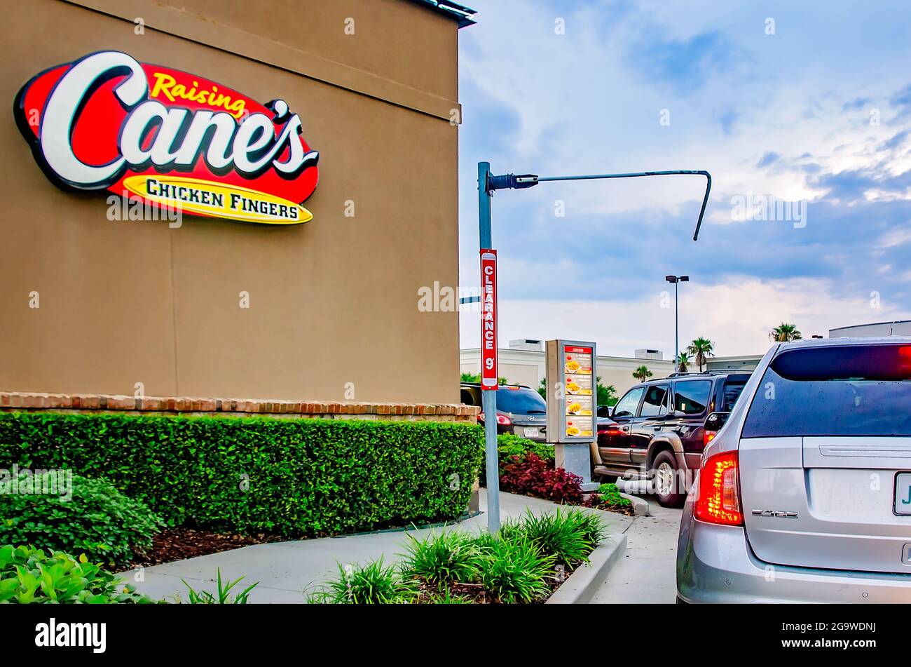 Die Kunden bestellen am Drive-Thru im Raising Cane’s Restaurant, 24. Juli 2021, in Biloxi, Mississippi. Raising Cane’s wurde in Baton Rouge gegründet. Stockfoto