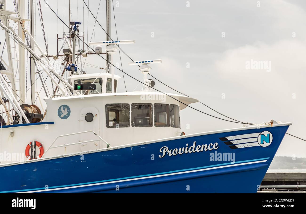 Detailbild des Fischerbootes Providence am Dock in Greenport, NY Stockfoto