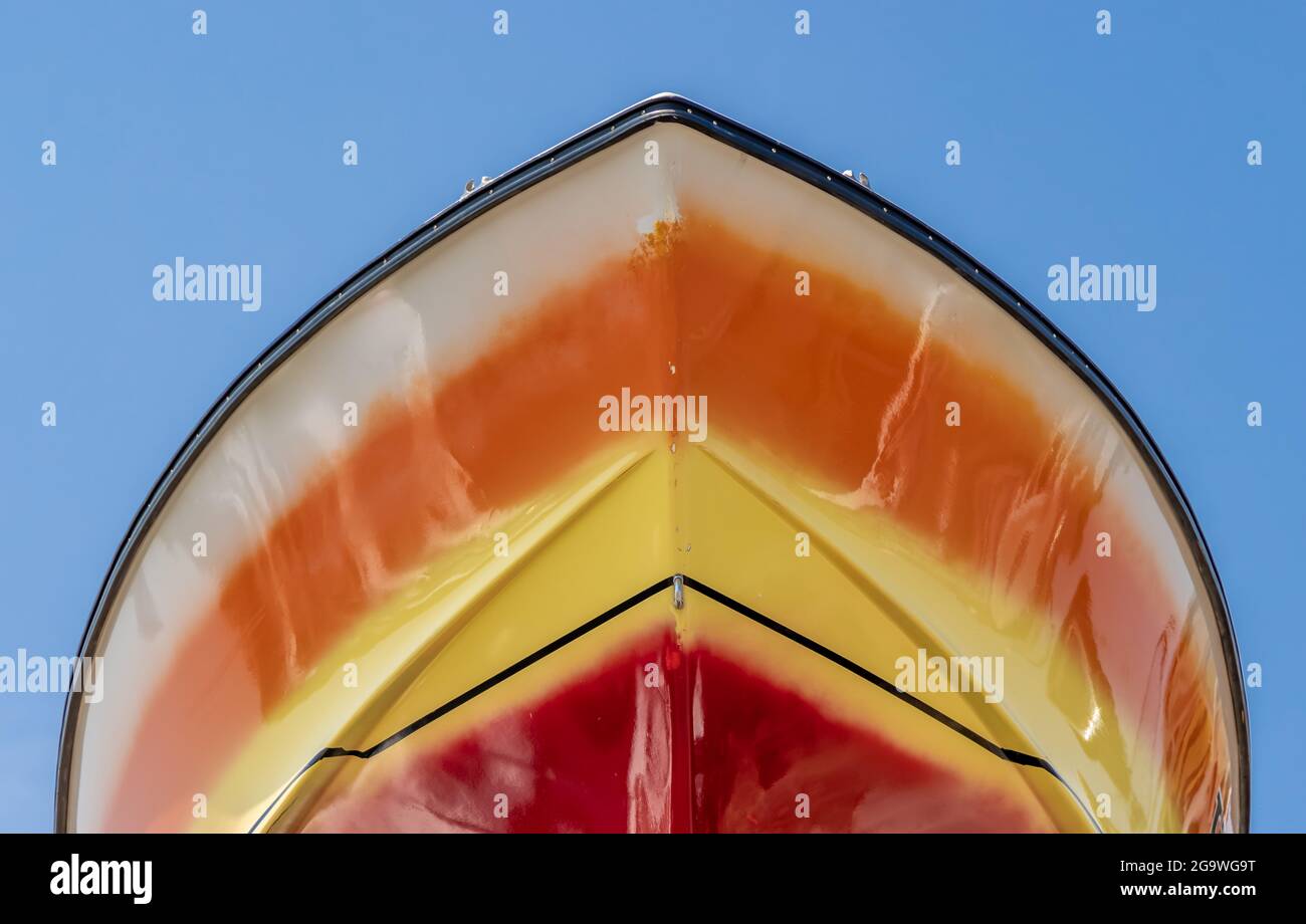 Farbenfroher Rumpf eines Bootes gegen einen blauen Himmel Stockfoto