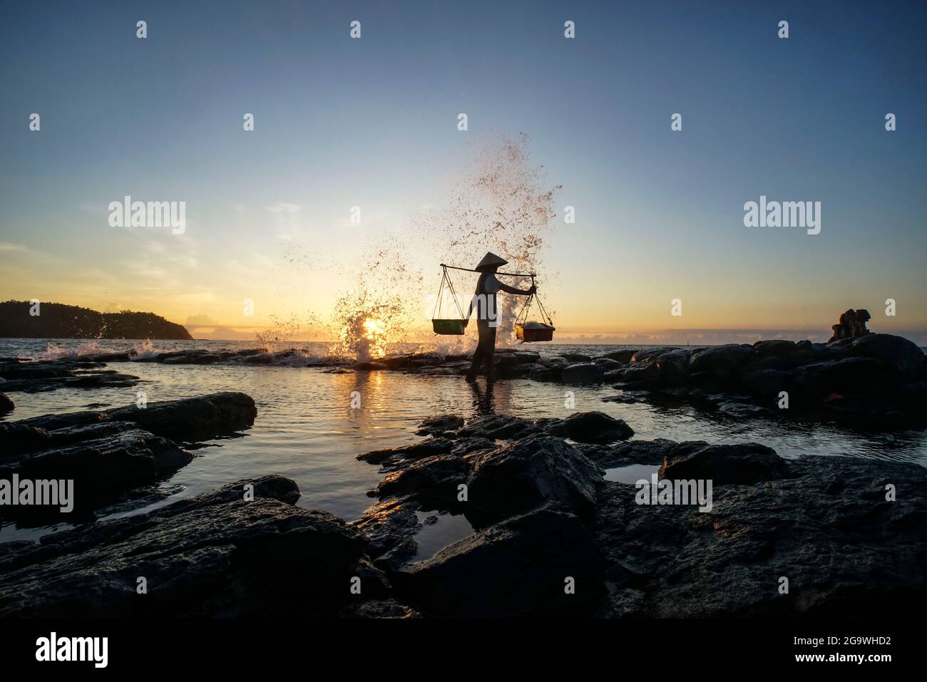 Schöner Strand mit Felsen in Quang Ngai Provinz Zentralvietnam Stockfoto