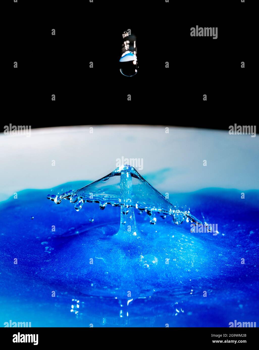 Kollision mit blauen Wassertropfen – Reisen im Weltraum Stockfoto