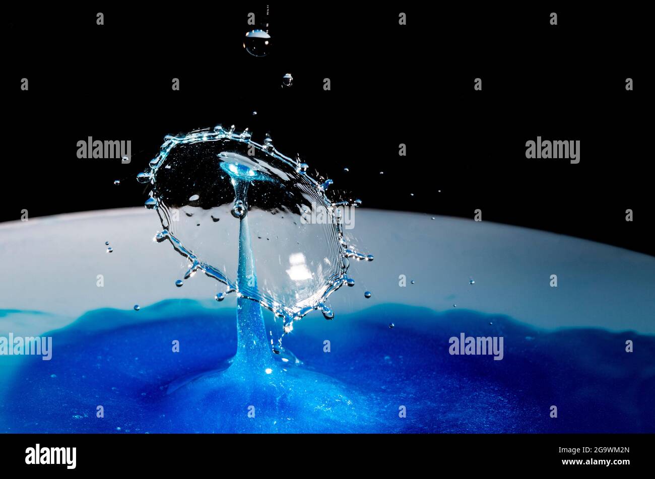 Kollision mit blauen Wassertropfen – Reisen im Weltraum Stockfoto