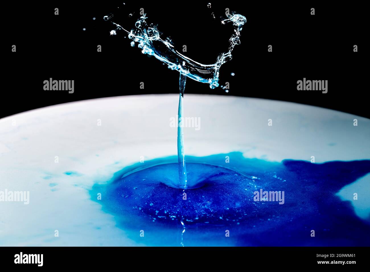 Zusammenstoß mit blauem Wassertropfen – Verbindung zur Raumstation Stockfoto