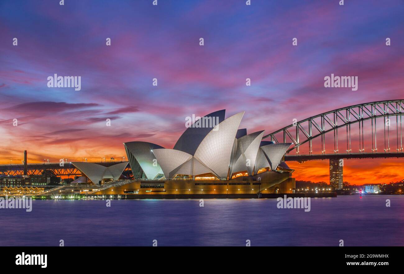 Sonnenuntergang über der Sydney Harbour Bridge und dem Opernhaus Stockfoto