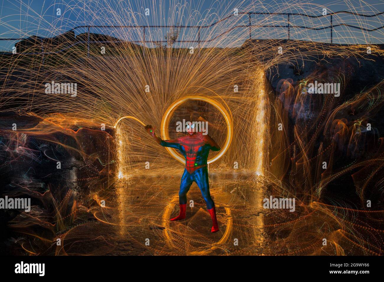 Spiderman - raus Rettung der Welt. Leichte Malerei Im Mittleren Hafen Von Sydney Stockfoto