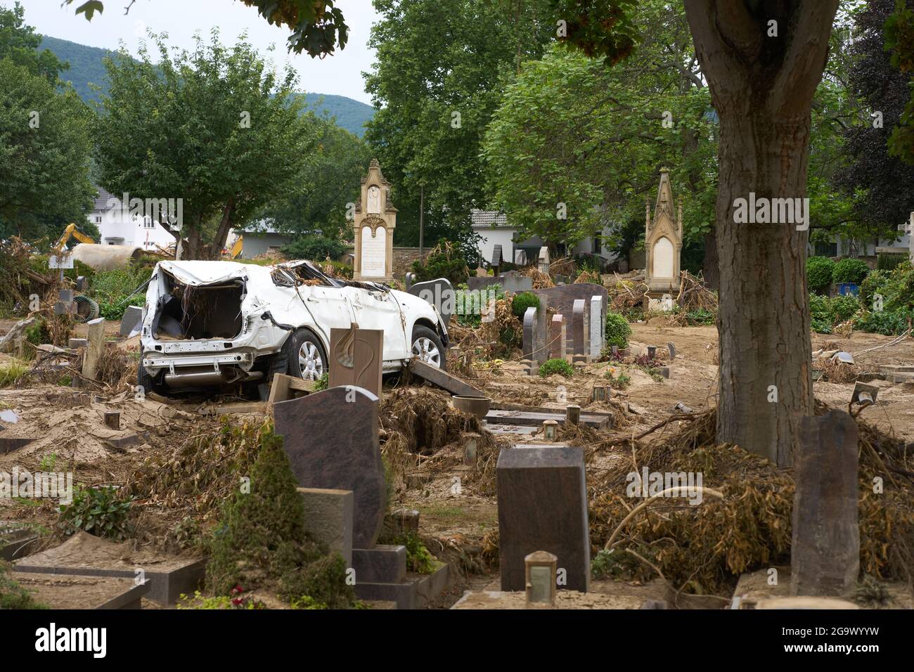 Ahrweiler, Deutschland. Juli 2021. Auf einem Grabfeld steht ein Auto, das während der Flutkatastrophe auf den Hannover Ahrweiler Friedhof gespült wurde. Der Friedhof ist total verwüstet. Quelle: Thomas Frey/dpa/Alamy Live News Stockfoto