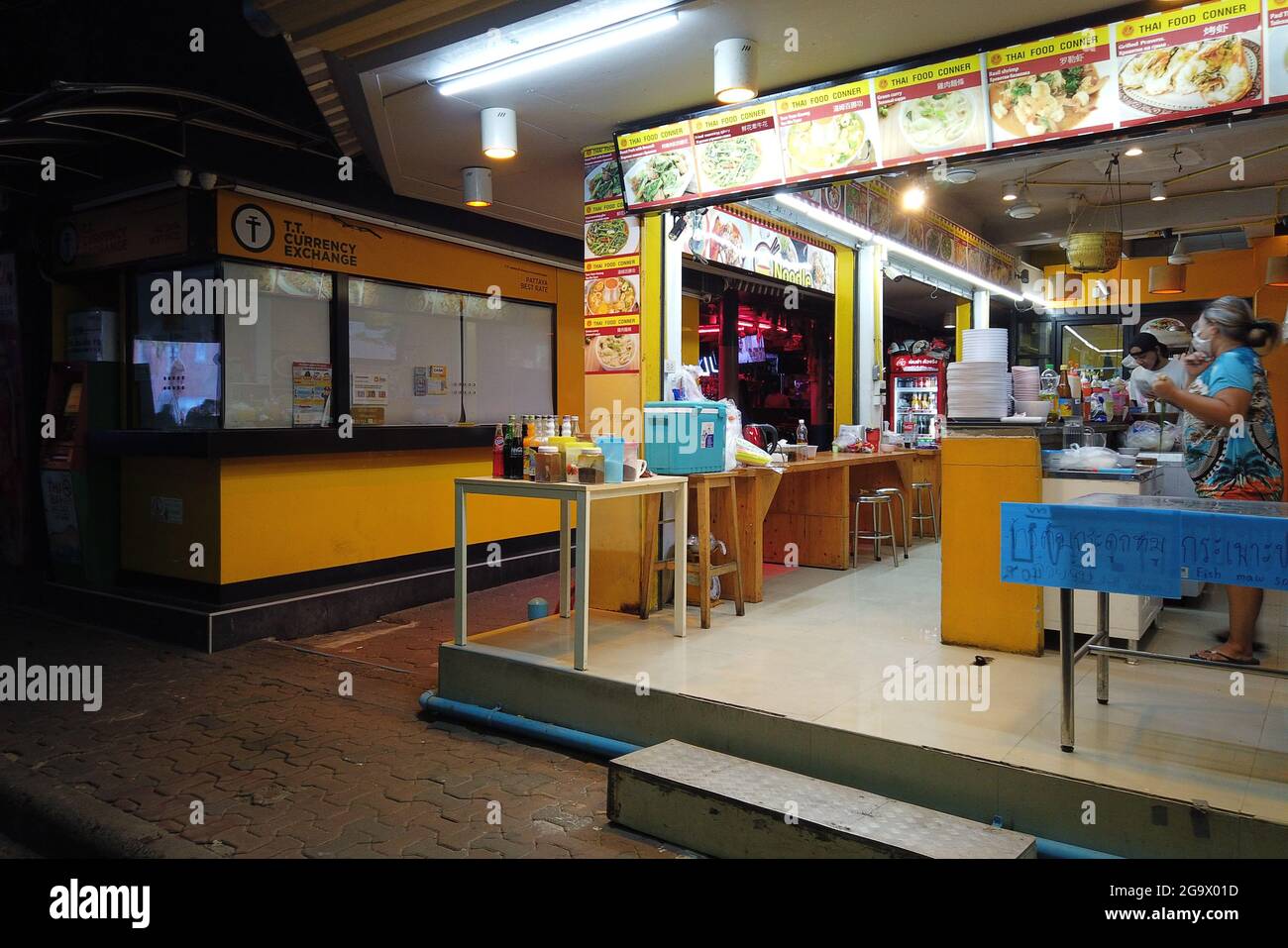 Walking Street Wiedereröffnung in der ersten Nacht nach der ersten Pandemie-Lockdown Pattaya Thailand Stockfoto