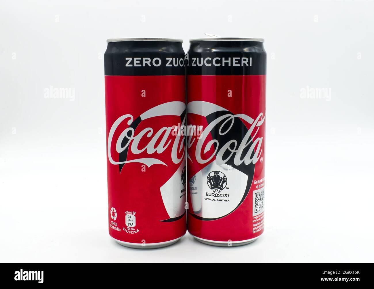 Zwei Dosen Coca Cola isoliert auf weißem Hintergrund. Stockfoto