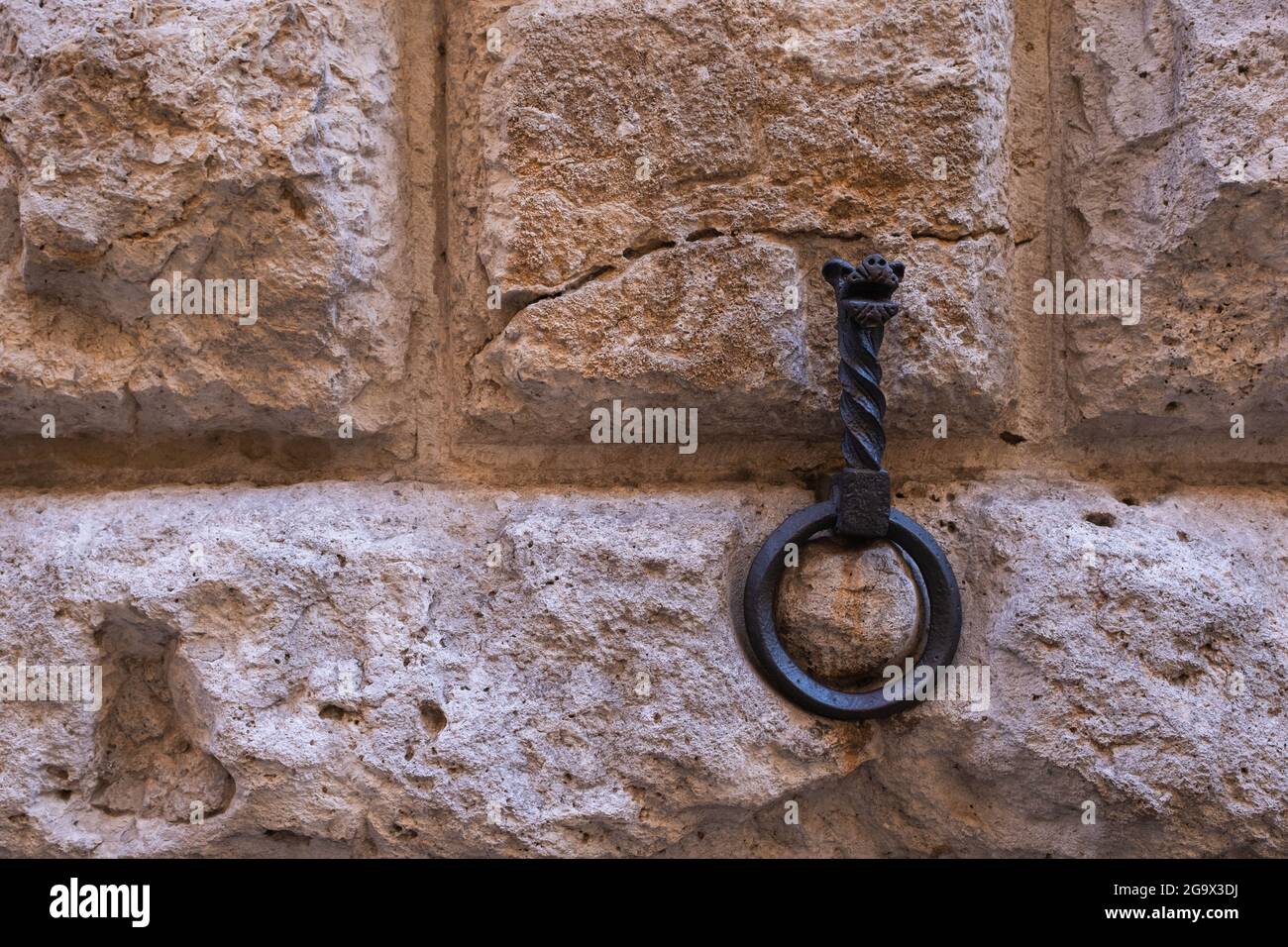 Eisenring auf Steinmauer zum Binden von Pferden in Siena, Toskana Stockfoto