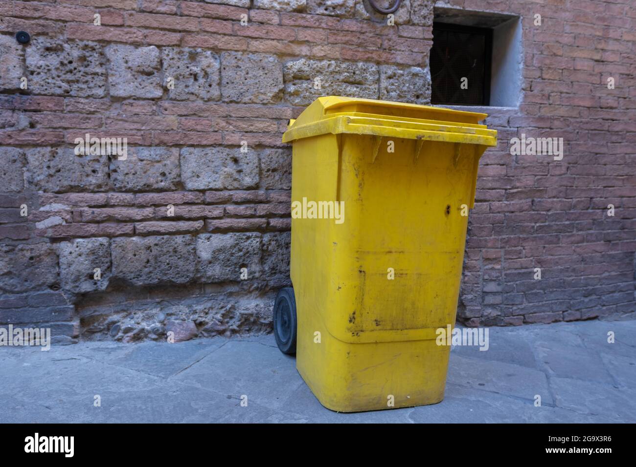 Plastikmüllbehälter auf der Straße der Altstadt Stockfoto