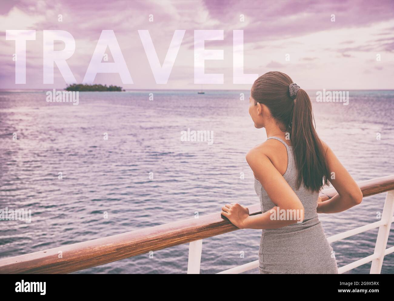 Reise Motivations Zitat Abenteuer Lifestyle Tourist auf dem Schiff auf Kreuzfahrt Schiff Reise Urlaub in Asien. Word REISE Text auf Hintergrund geschrieben Stockfoto
