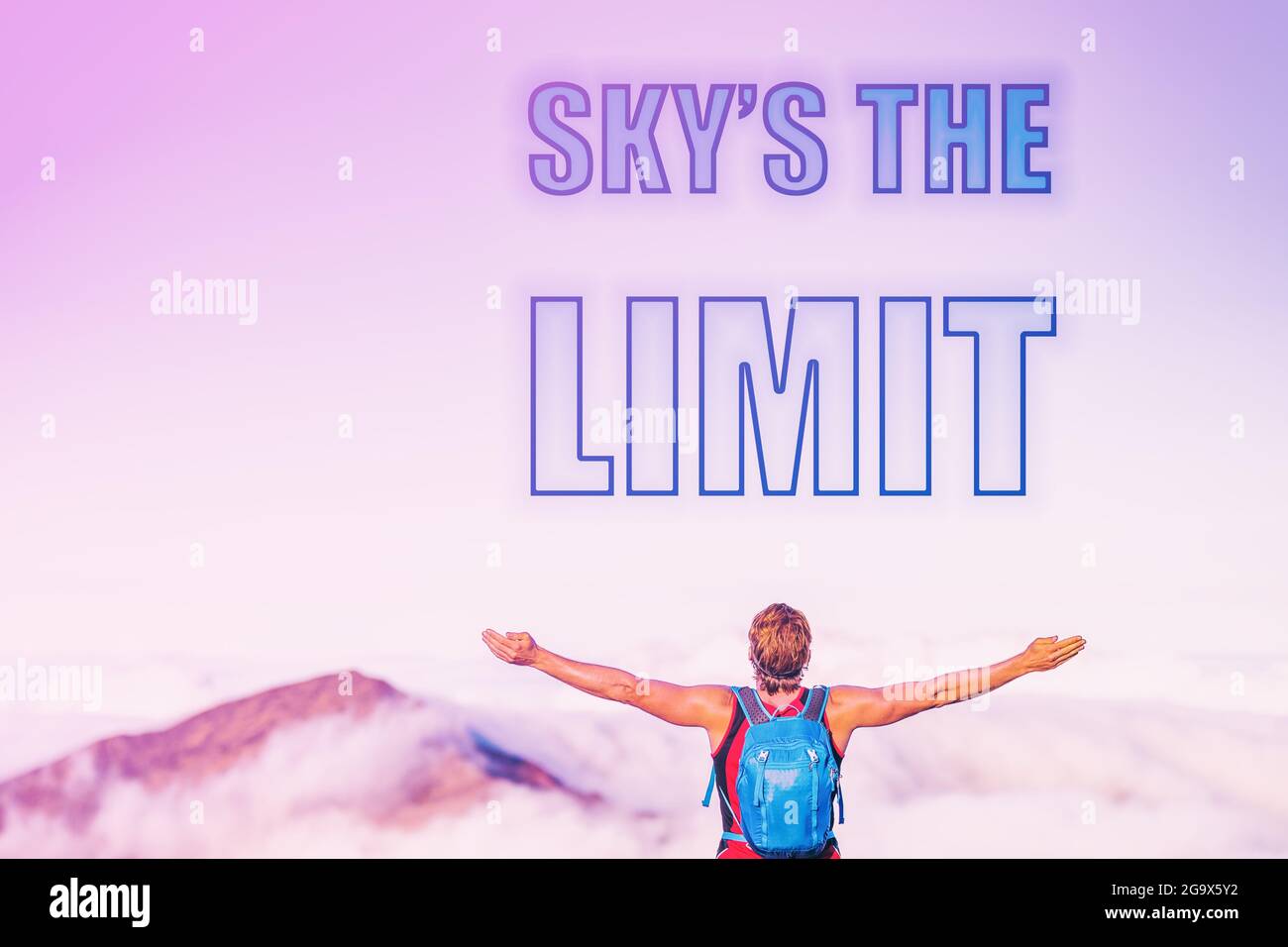 SKY'S DER GRENZSATZ, der auf einem rosa Himmel mit Wolken am Sonnenuntergang geschrieben wurde. Mann mit offenen Armen inspirierendes Bild für motivierendes Zitat für Stockfoto