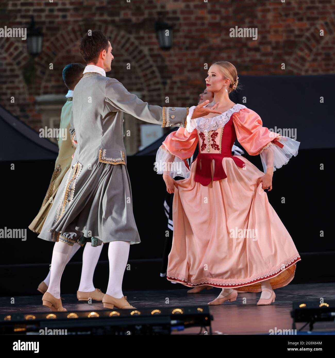 Krakau, Polen - 25. Juli 2021: Künstler in Kostümen treten auf der Bühne während einer Show von Hofentänzen auf dem Hauptmarkt im Rahmen des 22. Cracovia Danza Court Dance Festival auf Stockfoto