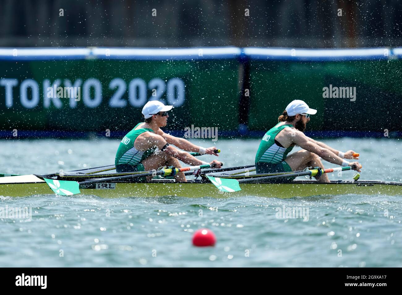 Fintan Mc Carthy und Paul O'Donovan aus Irland treten bei den Olympischen Sommerspielen 2020 am Mittwoch, den 28. Juli 2021, in Tokio im Halbfinale der Männer im Rudersport gegeneinander an. Japan. (AP Photo/Lee Jin-man) Stockfoto