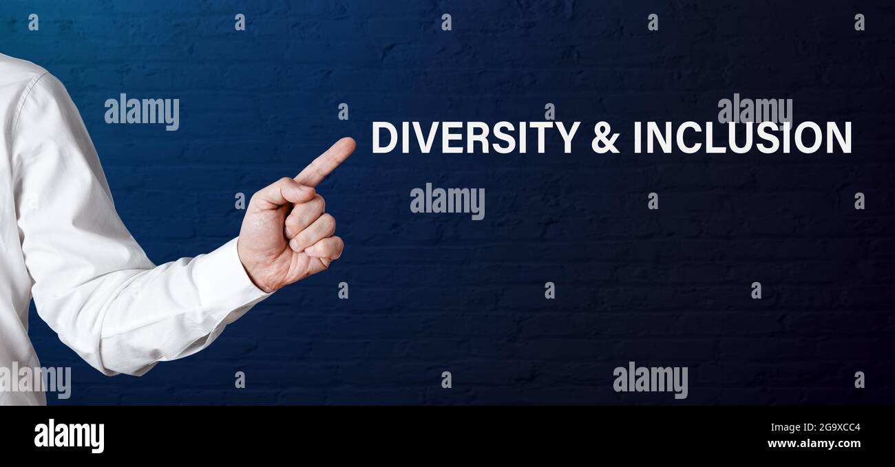 Businessman Hand zeigt auf das Wort Vielfalt und Inklusion. Vielfalt am Arbeitsplatz im Geschäftskonzept. Stockfoto