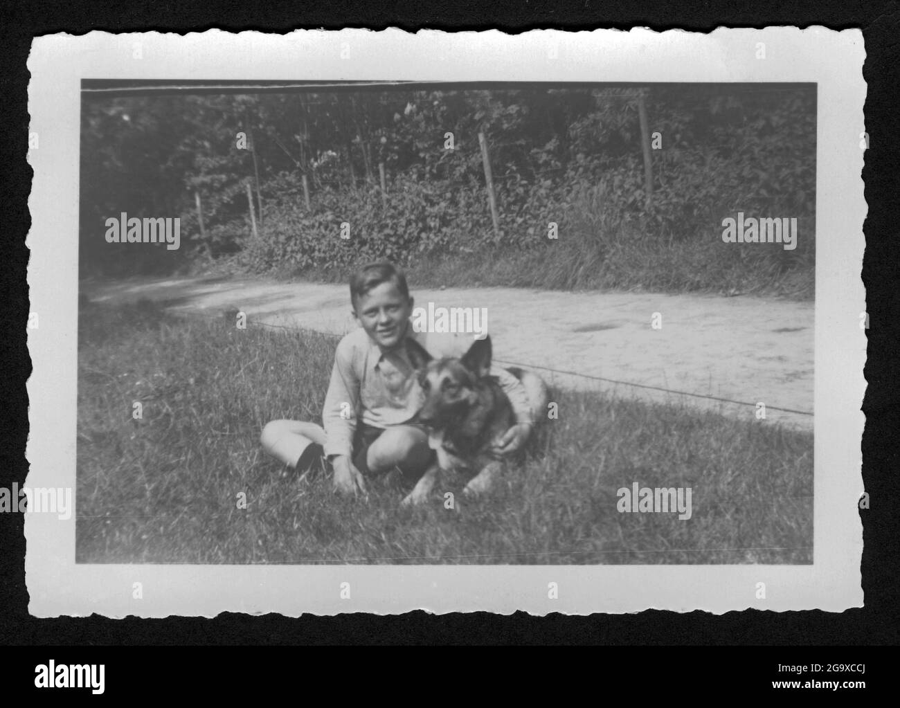Europa, Deutschland, Hamburg, Junge mit seinem deutschen Schäferhund, um 1935 , ZUSÄTZLICHE RECHTE-FREIGABE-INFO-NICHT-VERFÜGBAR Stockfoto