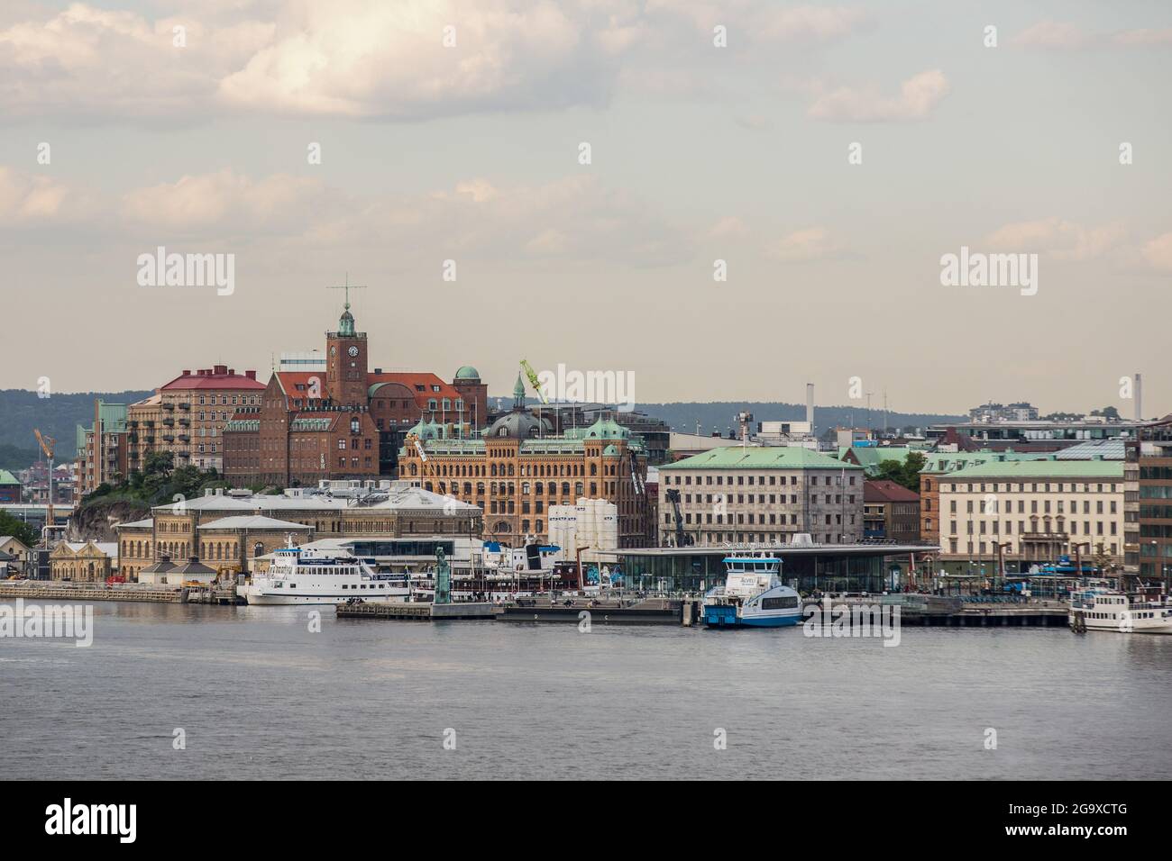 Gesamtansicht der Stadt Göteborg, der zweitgrößten Stadt Schwedens. Mit vier RO-RO-Terminals ist der Hafen von Göteborg für alle Arten von rollenden Gütern sowie für Behälter und Kassetten ausgestattet. Zwei der vier Terminals verfügen über Bahnverbindungen mit Gleisen, die direkt zum Kai führen. (Foto von Karol Serewis / SOPA Images/Sipa USA) Stockfoto