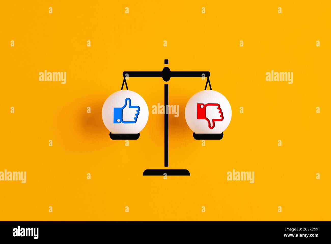 Die Symbole „Gefällt mir“ und „Gefällt mir nicht“ befinden sich auf einer Skala mit gelbem Hintergrund im Gleichgewicht. Konzept der Social-Media-Fähigkeit. Stockfoto