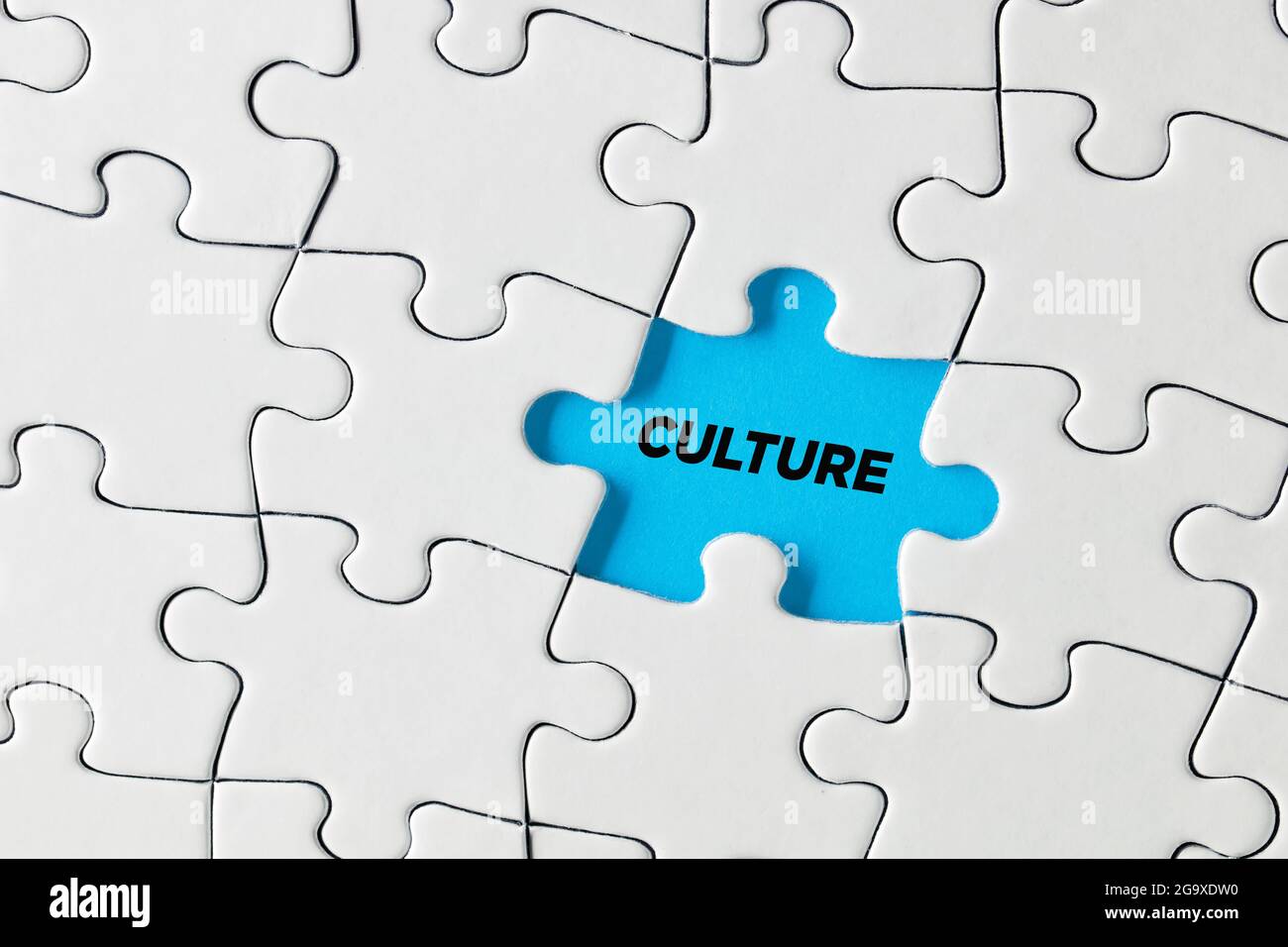 Das Wort Kultur auf blau fehlende Puzzleteil geschrieben. Kulturelles Inselkonzept. Stockfoto