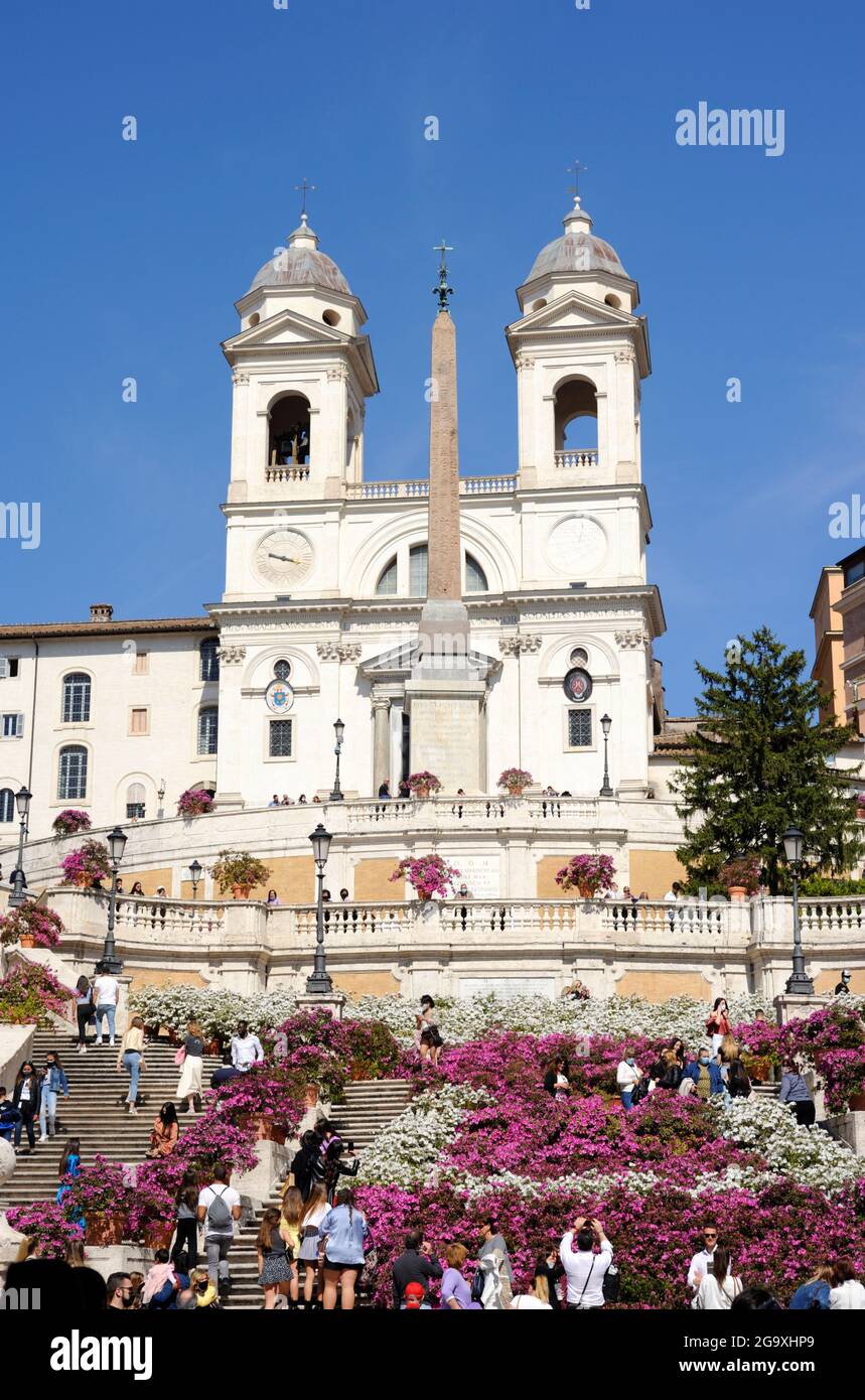 Italien, Rom, Piazza di Spagna, Spanische Treppe und Kirche Trinità dei Monti mit Blumen im Frühling Stockfoto