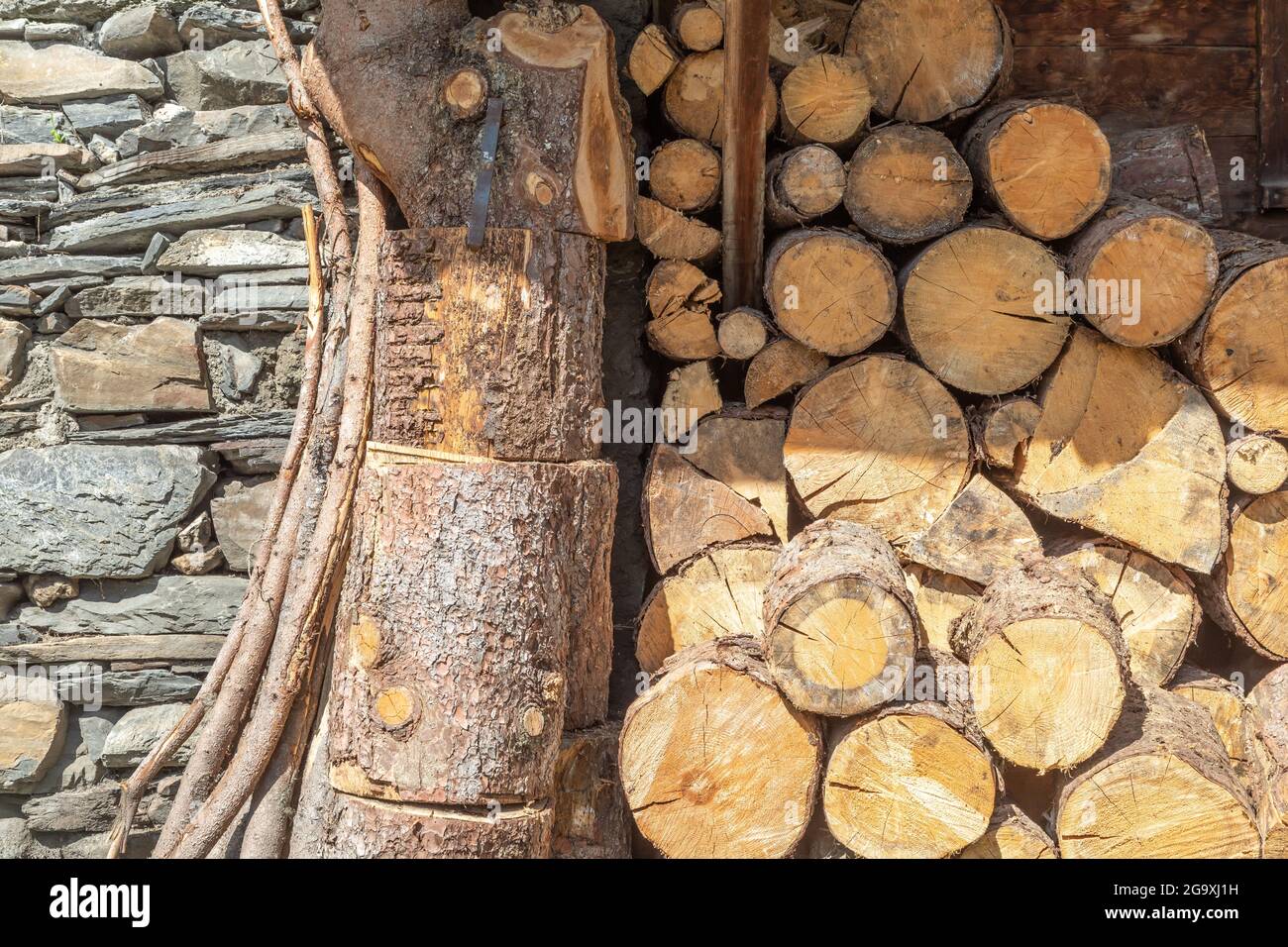 Brennholz in einem Steinhaus in den alpen Stockfoto