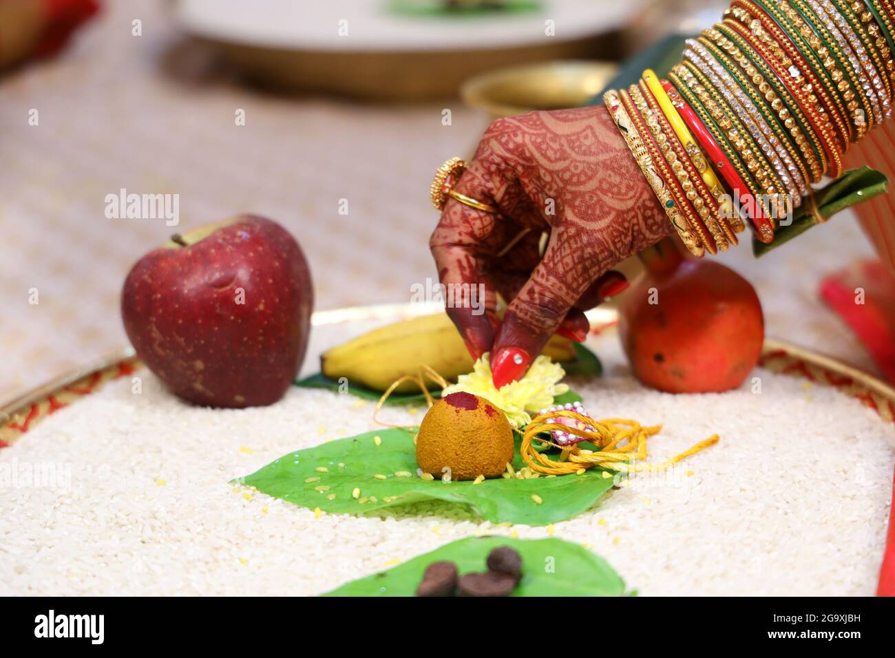 Schuss der Durchführung pooja in Bezug auf die Ehe Stockfoto