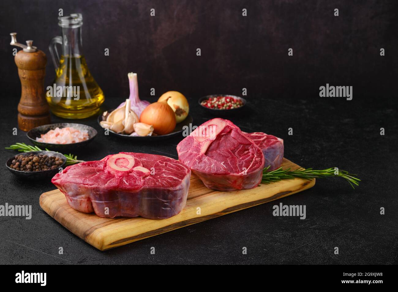 Roher Rinderschenkel, gekreuzt, Ossobuco zum Kochen bereit Stockfoto