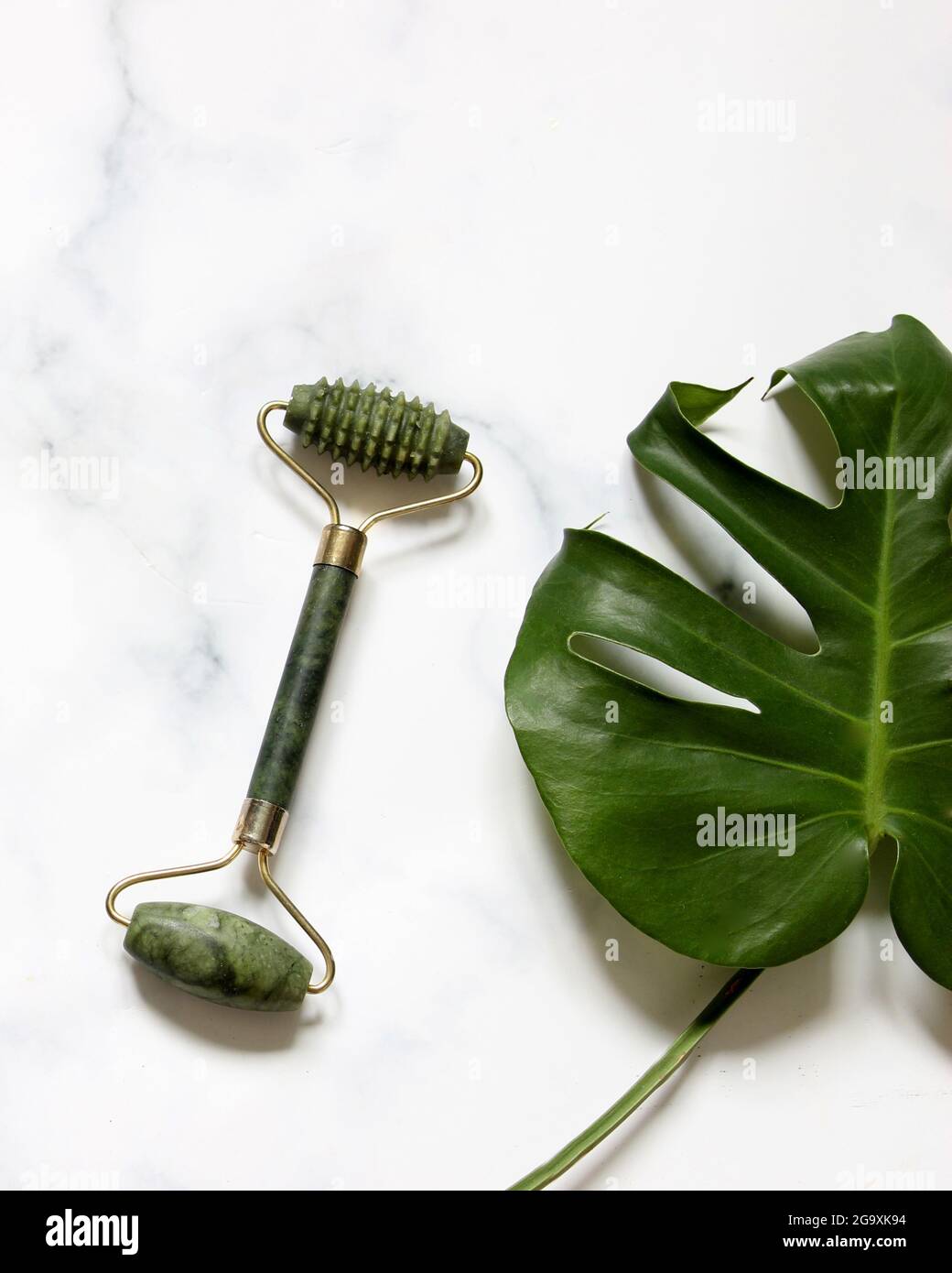 Setzen Sie Massagewerkzeuge für die Schönheits-Gesichtsbehandlung, Hautpflege Anti-Aging-Werkzeuge wie grüne Quarzpilze. Stockfoto