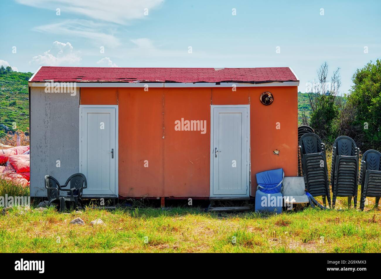 Umortierbares tragbares Gebäude, das als vorgefertigte Hütte in einem Wiesenfeld genutzt wird. Stockfoto