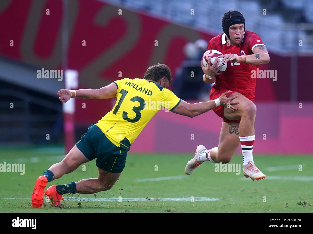 Der Australier Lewis Holland (links) versucht am fünften Tag der Olympischen Spiele in Tokio 2020 in Japan, den Kanadier Jake Thiel beim Spiel der Männer-Rugby-Sieben mit 7-8 Platzierungen zu bekämpfen. Bilddatum: Mittwoch, 28. Juli 2021. Stockfoto