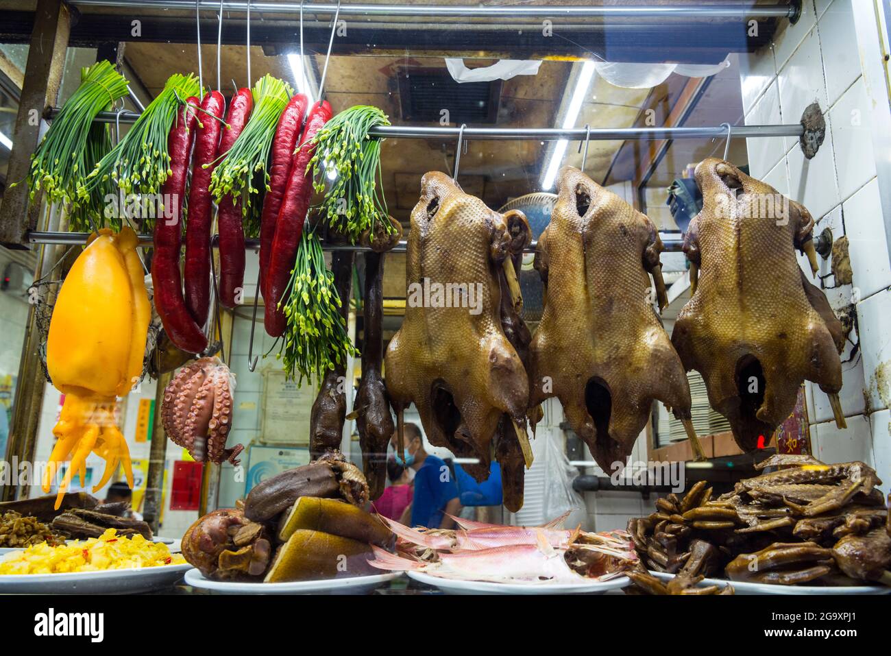 Chinesisches Restaurantfenster mit Speisen, Hongkong, China. Stockfoto