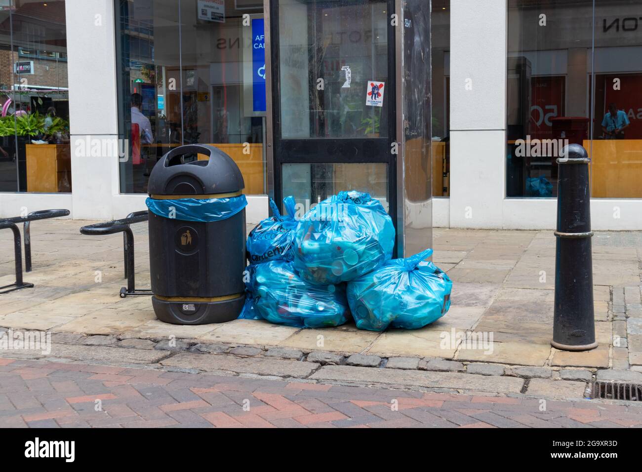 Canterbury council Sammlung von blauen Mülltüten, öffentliche Mülltonne, canterbury, großbritannien Stockfoto
